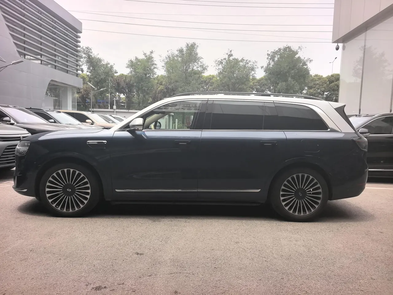 AITO 2025 AITO M9 extended range Ultra version 52kWh6 seat version automatic gear 5