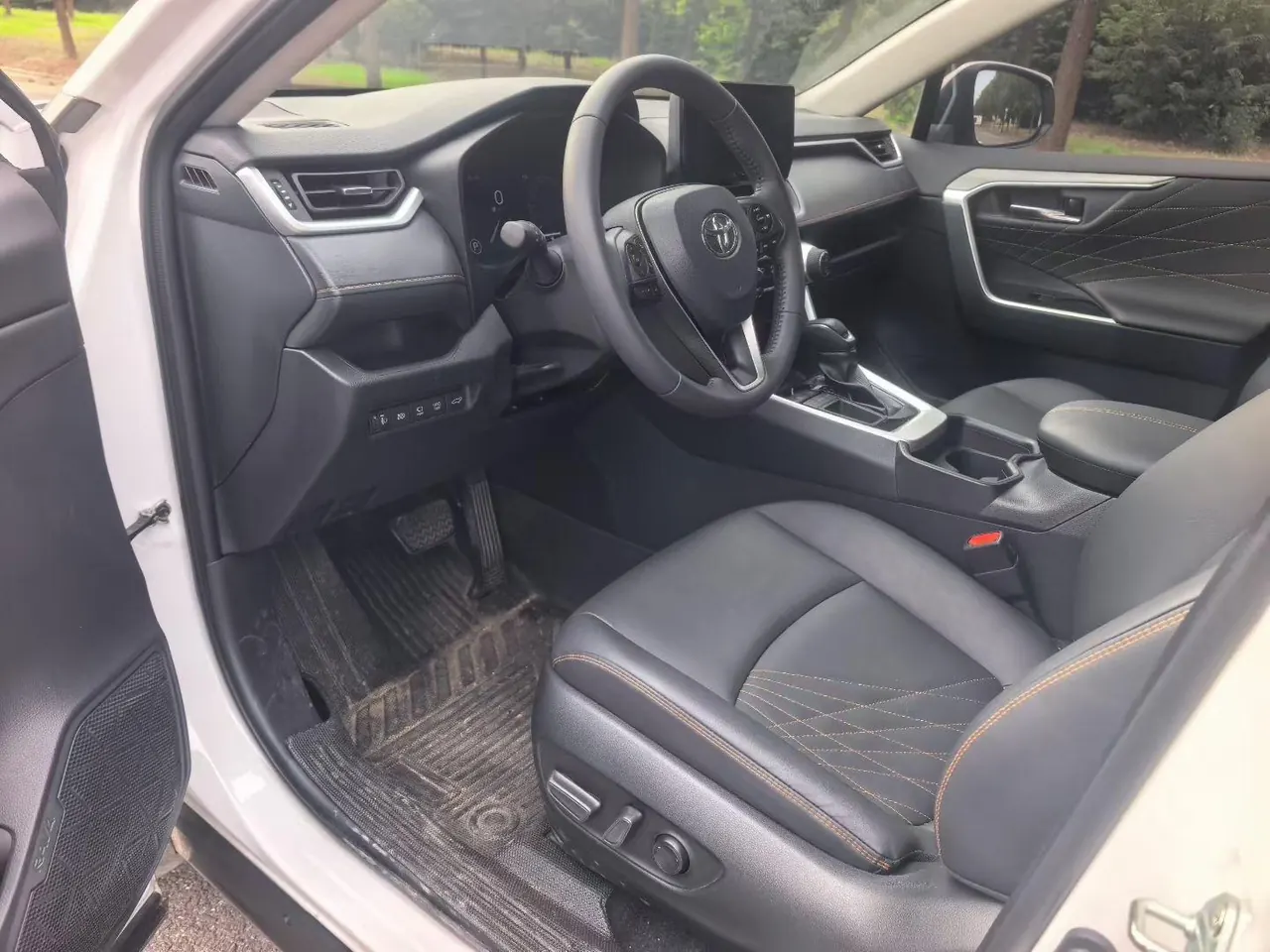Toyota 2024 RAV4 Rongbo 2.0 Stepless Two-Drive Fashion Plus Edition Automatic Gear 6