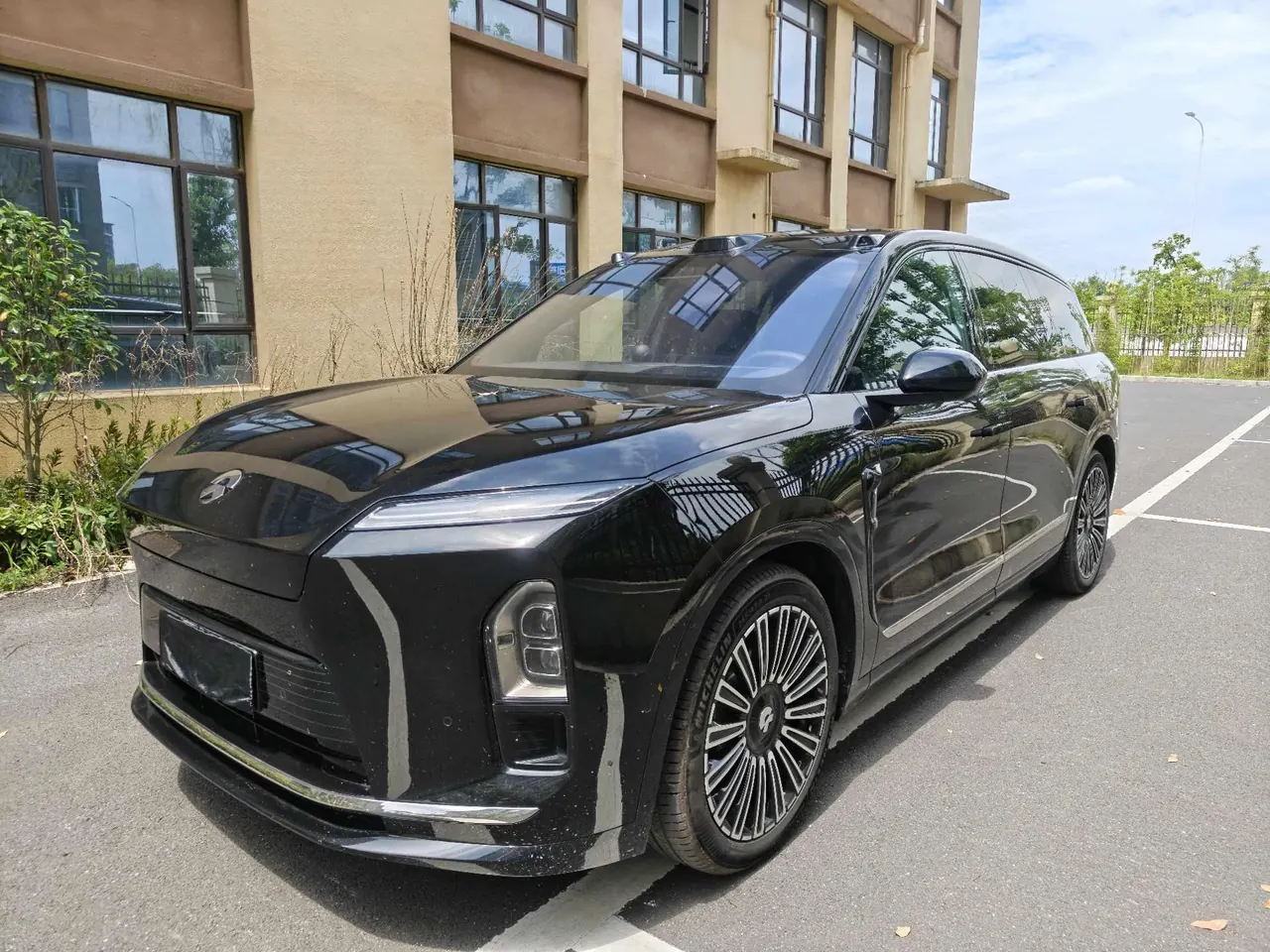 NIO 2026 ES8 6-seat executive deluxe automatic gear - View 1
