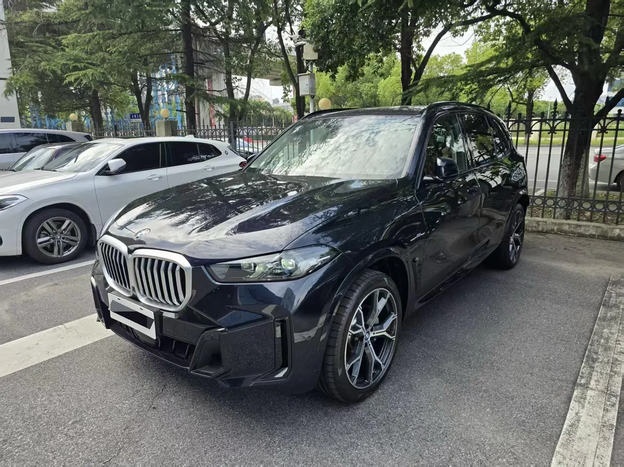 BMW 2023 X5 xDrive30Li 48V 2.0T exclusive m sports obsidian night suit automatic gear - View 1