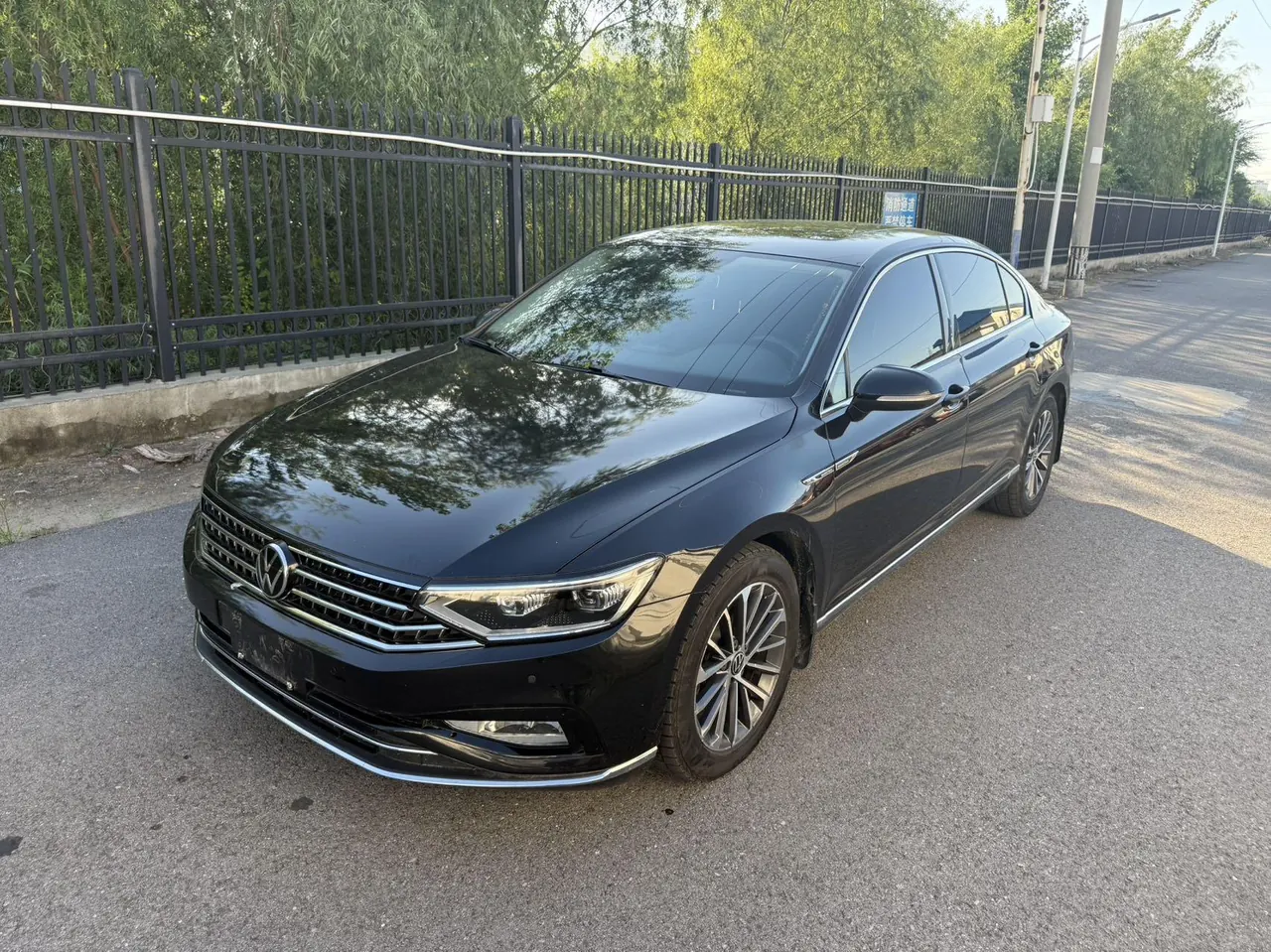 Volkswagen 2020 Magotan 2.0TSI 330TSI luxury automatic transmission - View 1