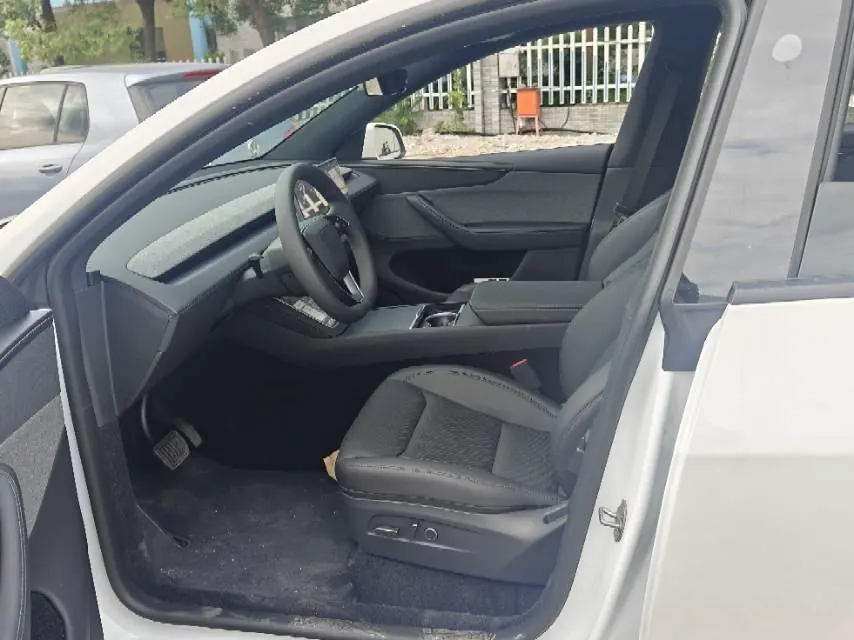 Tesla 2026 Model Y Rear-Wheel-Drive Automatic 4