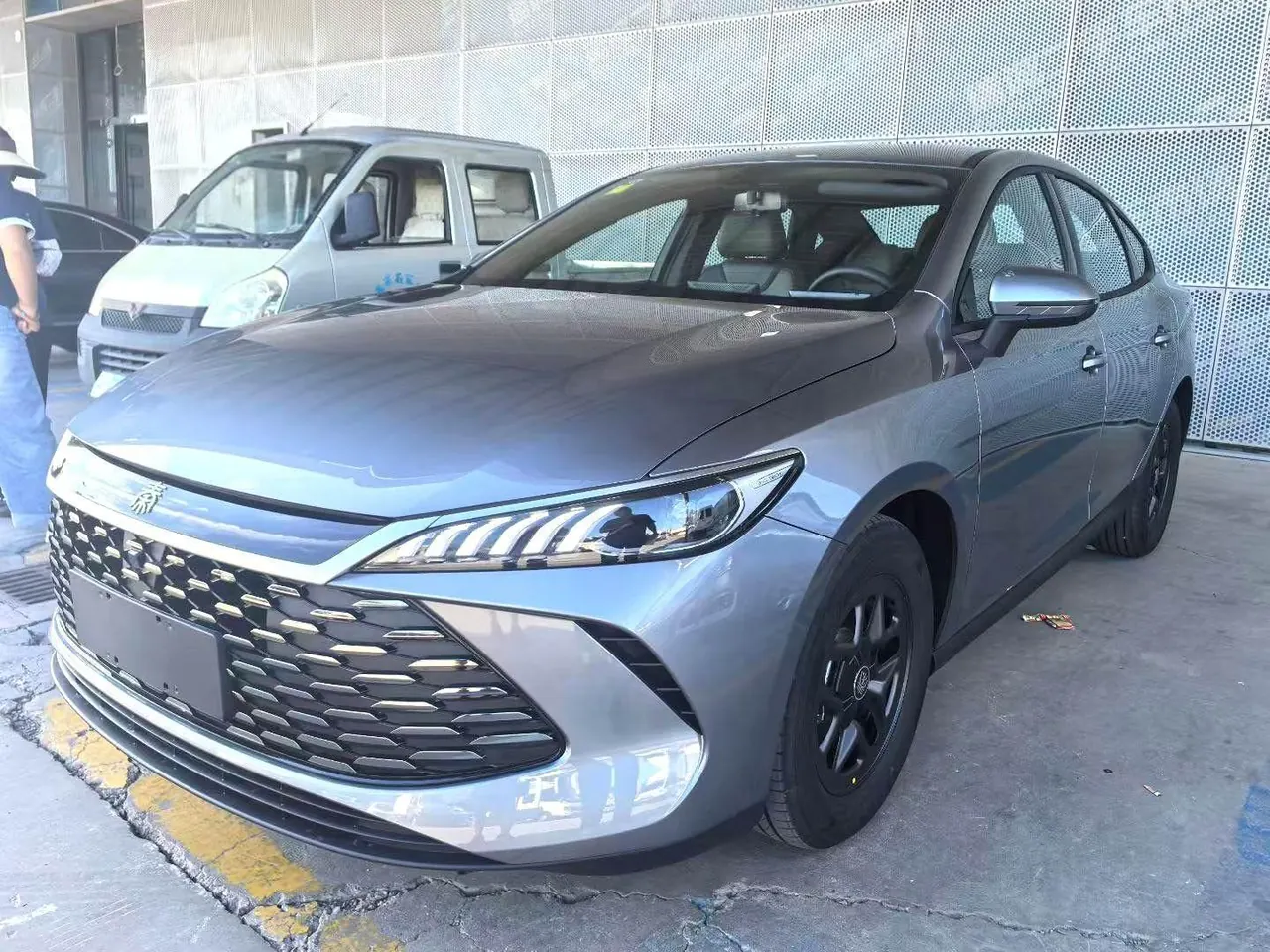 BYD 2026 Qin PLUS DM-i 1.5 CVT 128km Entry-Level Automatic - View 1