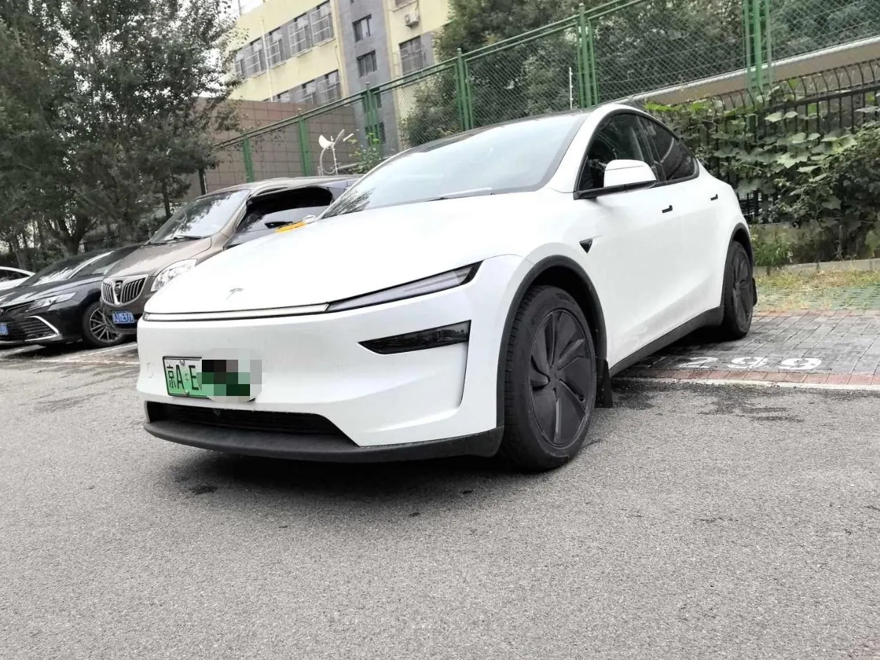 Tesla 2025 Model Y long endurance all-wheel drive version automatic transmission - View 1