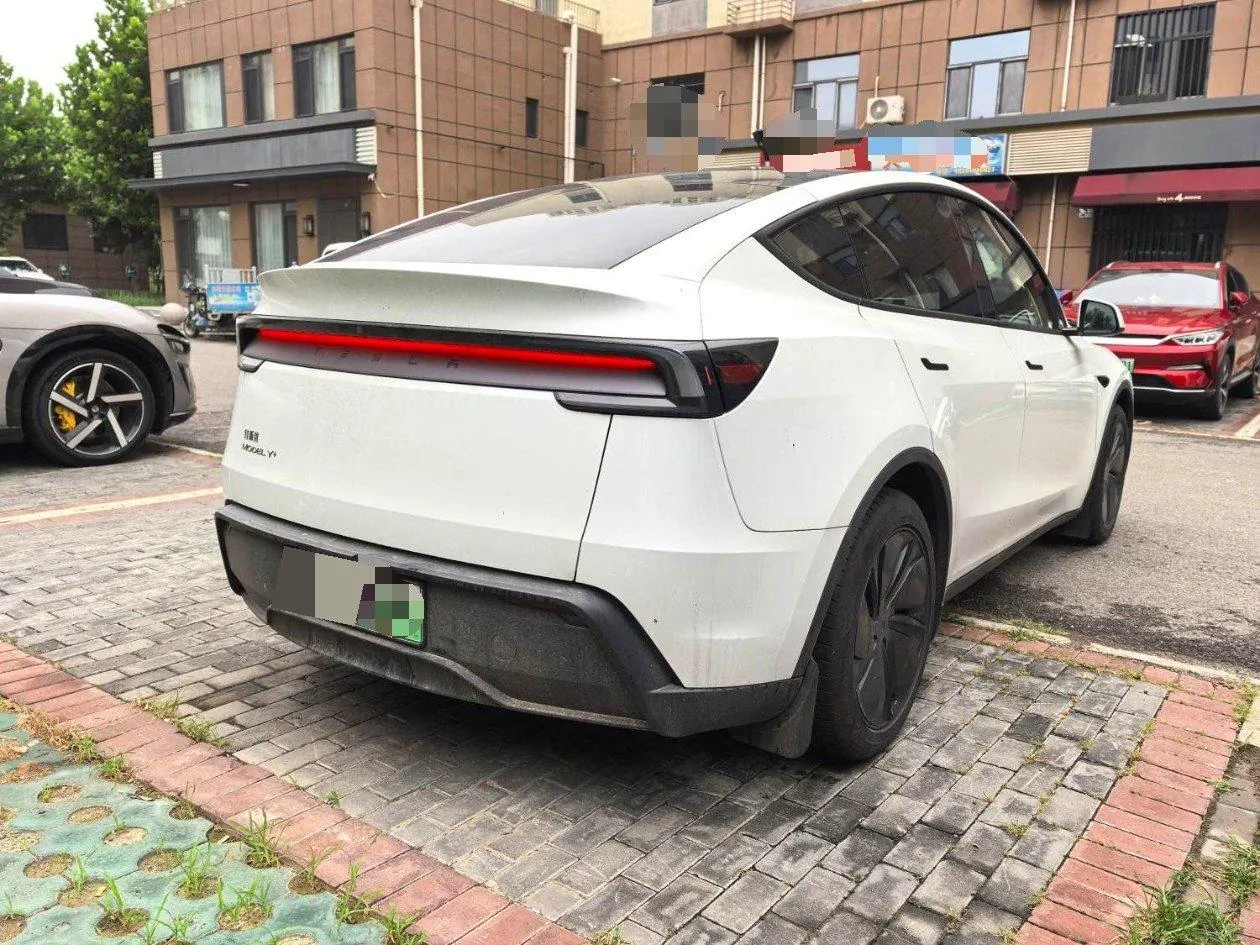Tesla 2025 Model Y long endurance all-wheel drive version automatic transmission 2