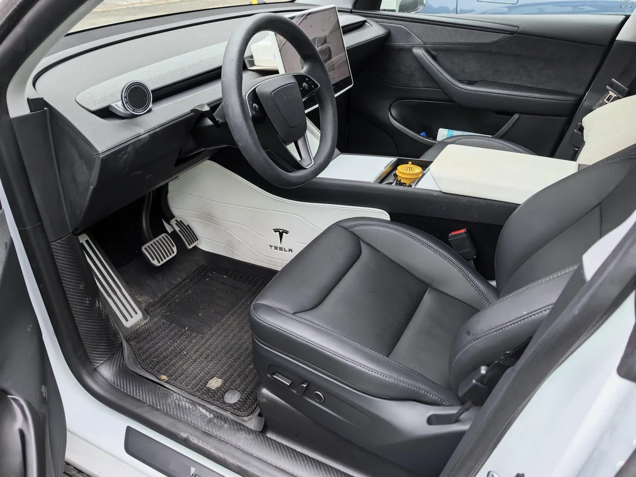 Tesla 2025 Model Y long endurance all-wheel drive version automatic transmission 3