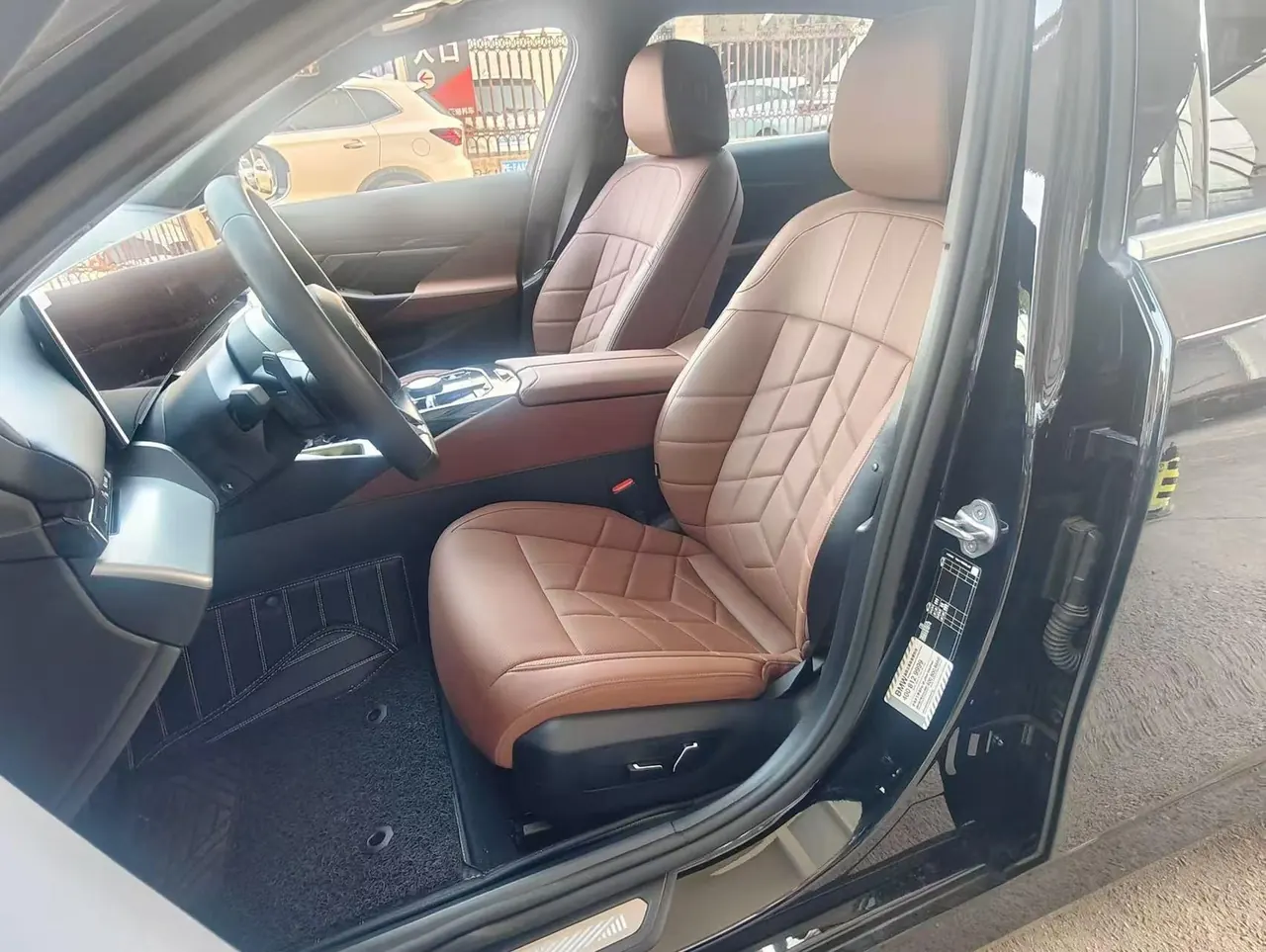 BMW 5 Series 2024 model 530Li 48V 2.0T Leading Edition M Sport Package Automatic 3