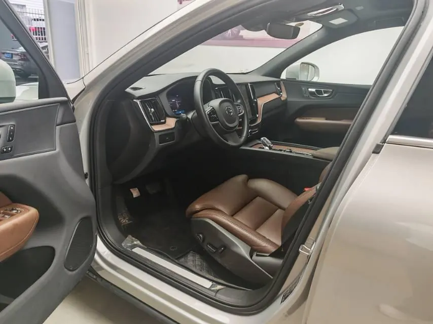 Volvo 2025 XC60 48V 2.0T B5 4-wheel drive Zhiyuan Deluxe Edition Automatic Gear 4
