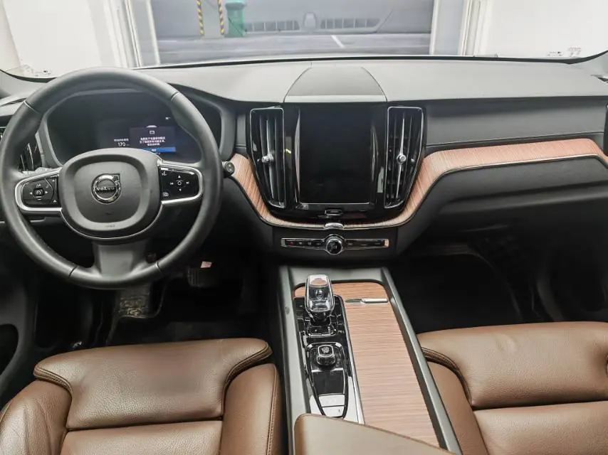 Volvo 2025 XC60 48V 2.0T B5 4-wheel drive Zhiyuan Deluxe Edition Automatic Gear 5