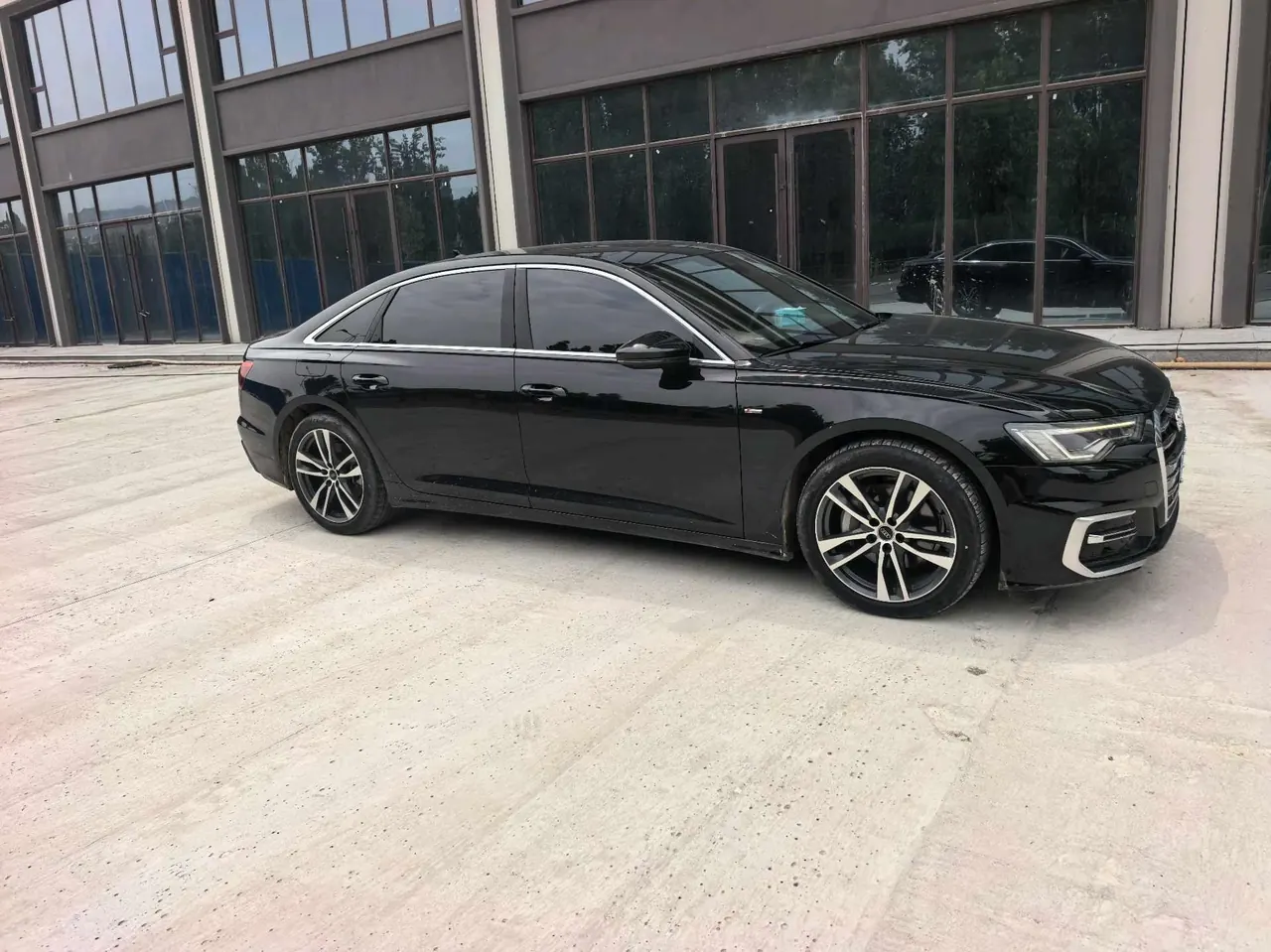 Audi 2022 A6L 2.0TFSI 40TFSI Deluxe Elegant Automatic 3