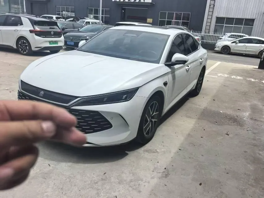 BYD 2025 Qin L DM-i 1.5 stepless smart driving version 80KM Exceed automatic gear - View 1