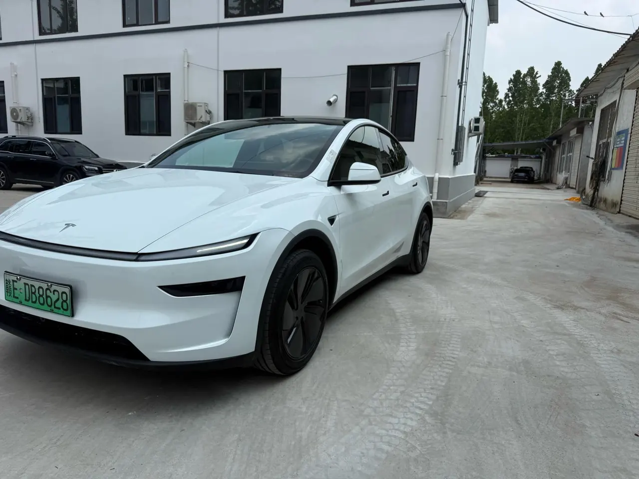 Tesla 2026 Model Y Rear-Wheel-Drive Automatic - View 1