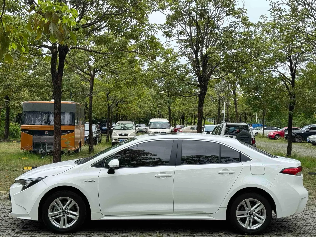 Toyota 2022 Lei Ling Shuangqing 1.8H Stepless Deluxe Edition Automatic Gear 3