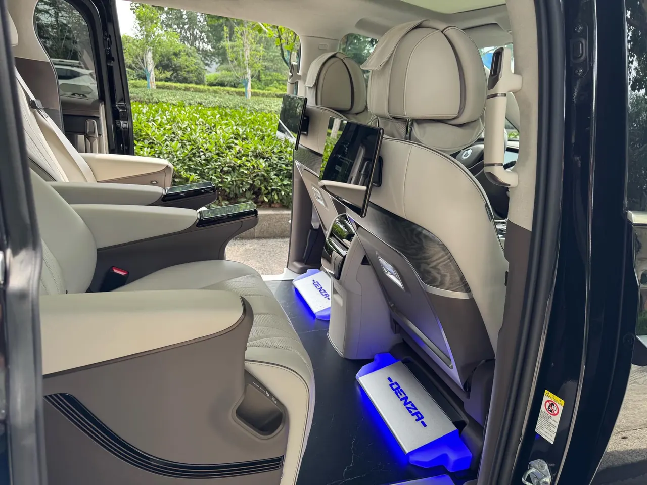Denza 2022 Denza D9 DM-i 1.5T stepless 970 four-wheel drive flagship automatic gear 10