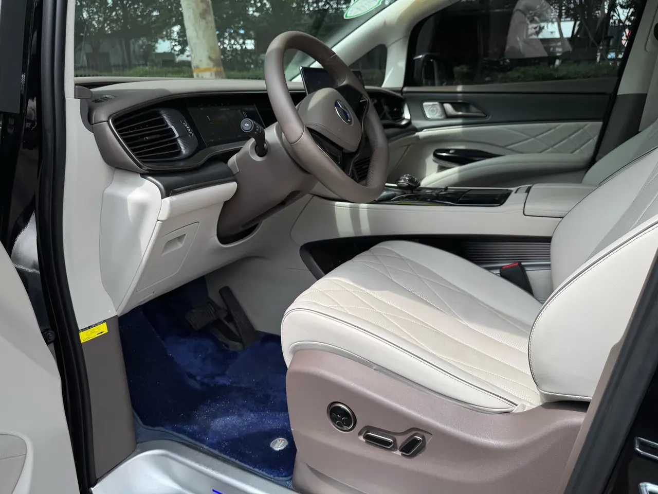 Denza 2022 Denza D9 DM-i 1.5T stepless 970 four-wheel drive flagship automatic gear 7