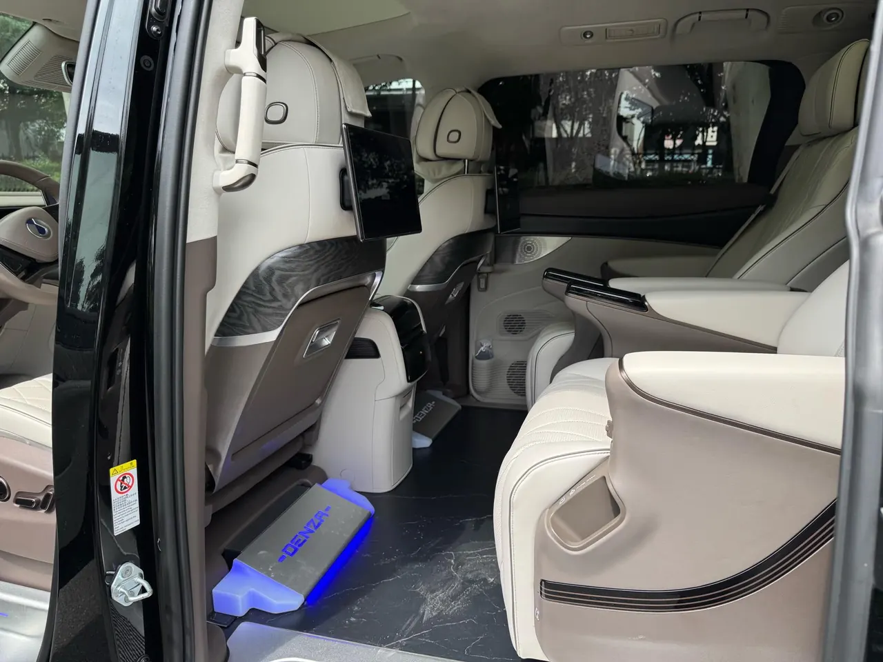 Denza 2022 Denza D9 DM-i 1.5T stepless 970 four-wheel drive flagship automatic gear 8