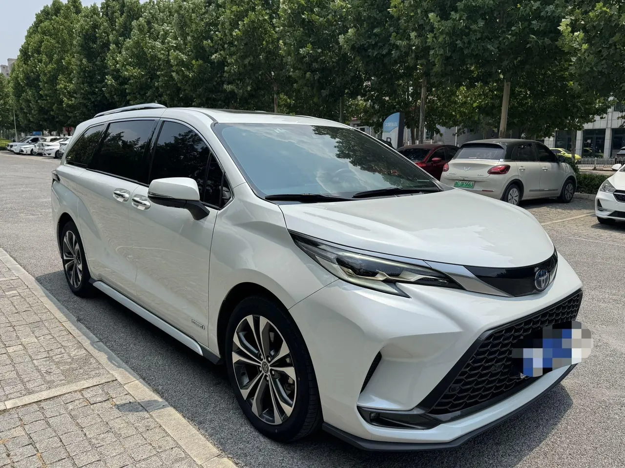 Toyota 2023 Grevia HYBRID 2.5 Stepless Premium PLUS Edition Automatic Gear 3