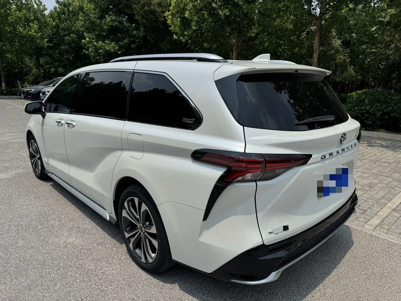 Toyota 2023 Grevia HYBRID 2.5 Stepless Premium PLUS Edition Automatic Gear 4