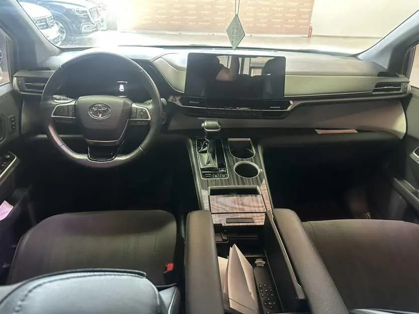 Toyota 2023 Grevia HYBRID 2.5 Stepless VIP Edition Automatic Gear 2