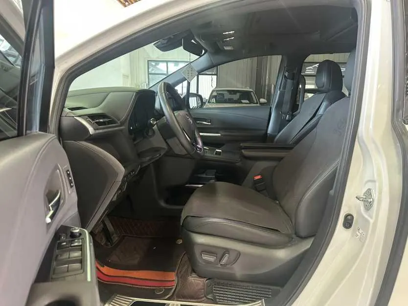 Toyota 2023 Grevia HYBRID 2.5 Stepless VIP Edition Automatic Gear 4