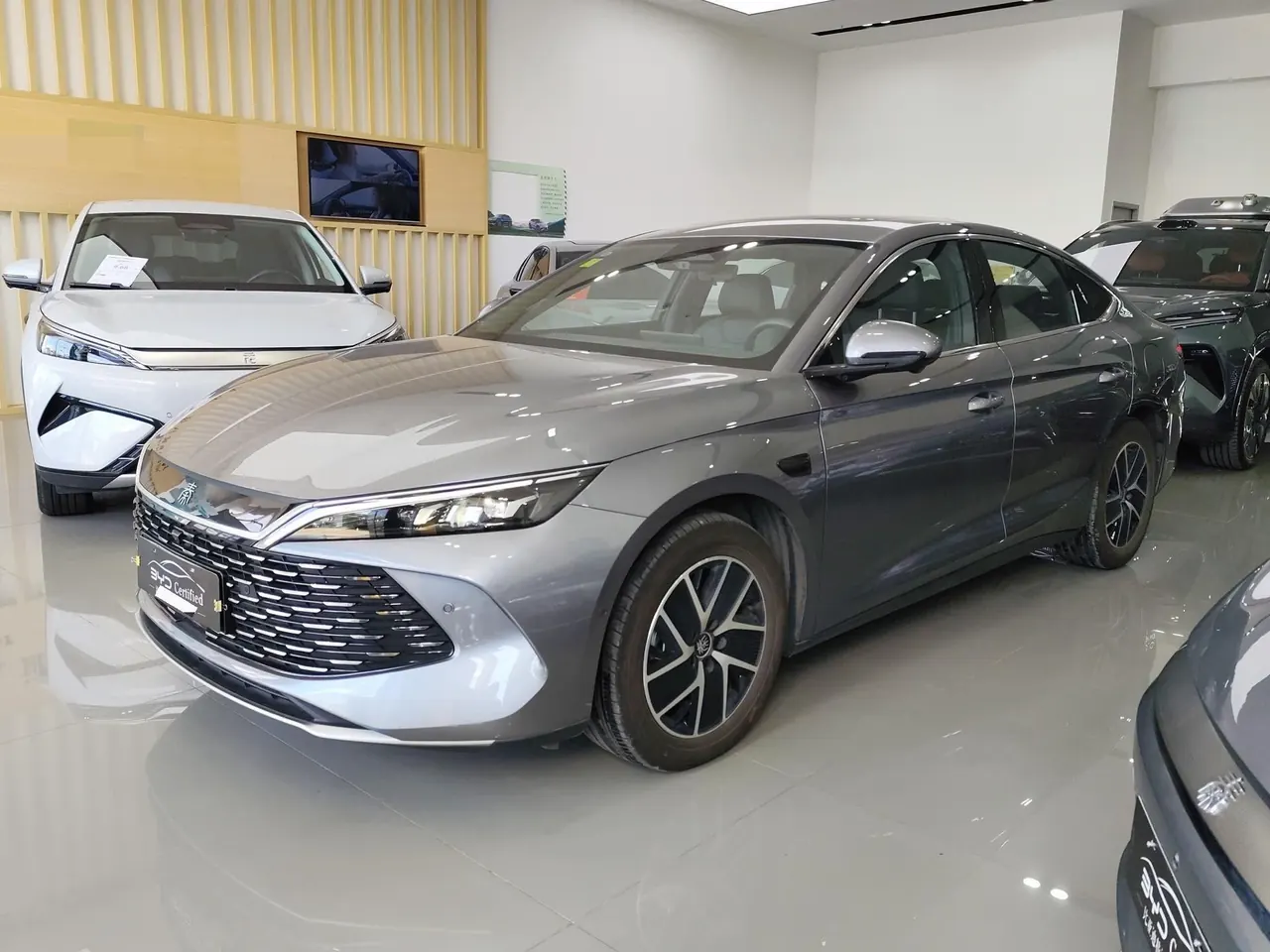 BYD 2025 Qin L DM-i 1.5 stepless smart driving version 120KM Exceed automatic gear - View 1