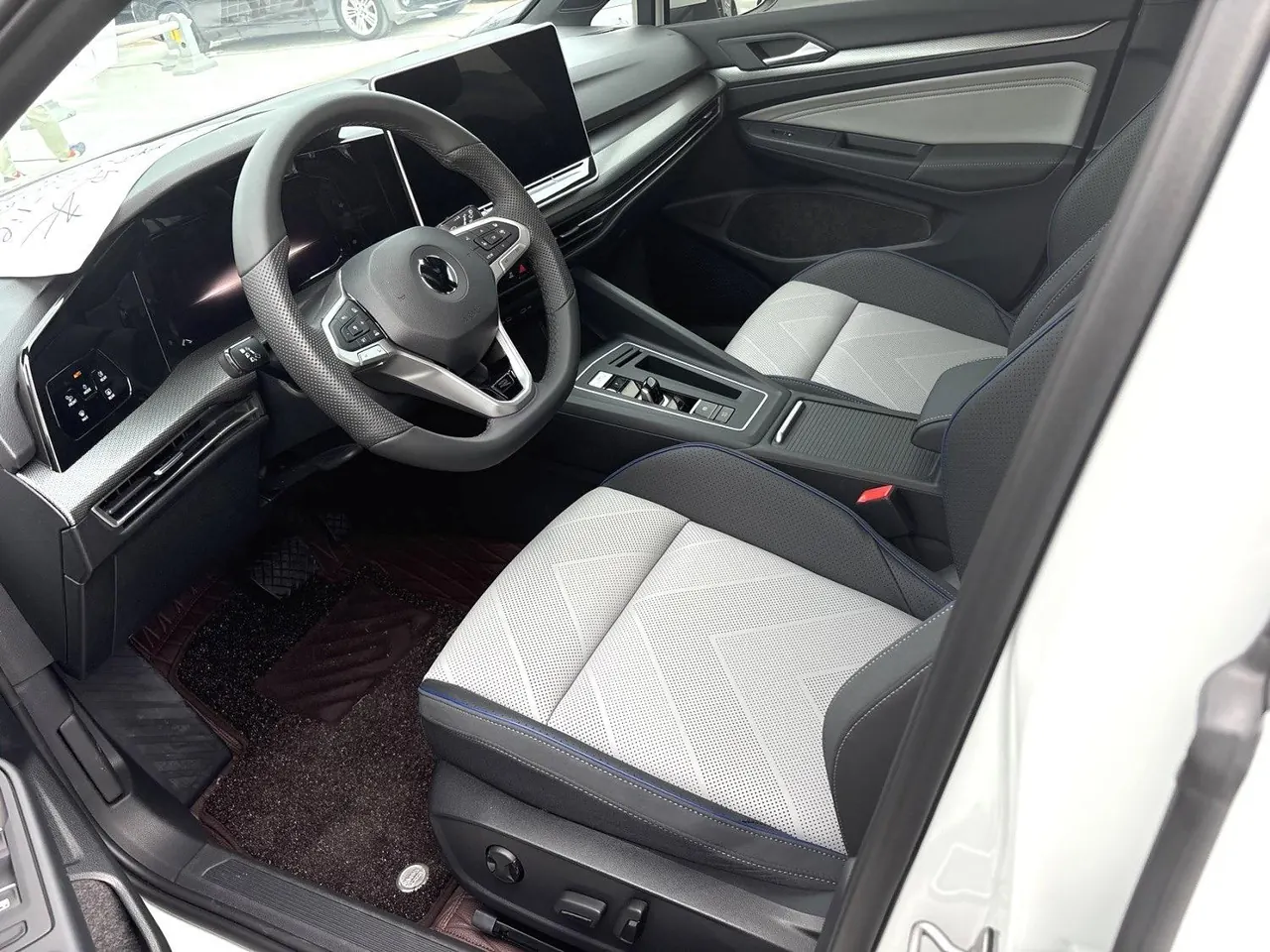 Volkswagen 2026 Golf 8 R-Line 1.5TSI 300TSI Automatic 3