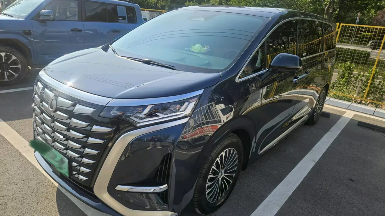 Denza 2022 Denza D9 DM-i 1.5T Stepless 970 Four-wheel Drive Honorable Automatic Gear - View 1