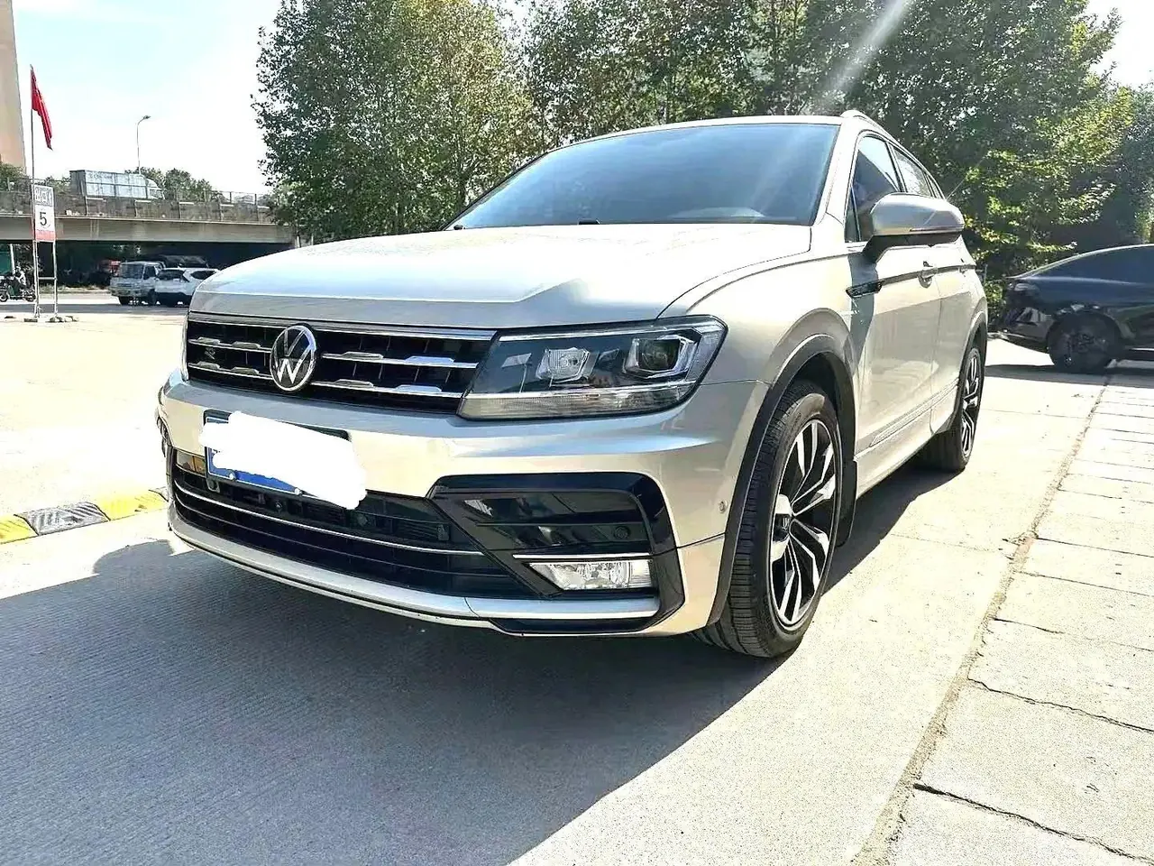 Volkswagen 2021 Tiguan L R-Line 2.0TSI 330TSI Two-Drive Overdrive Automatic Gear - View 1
