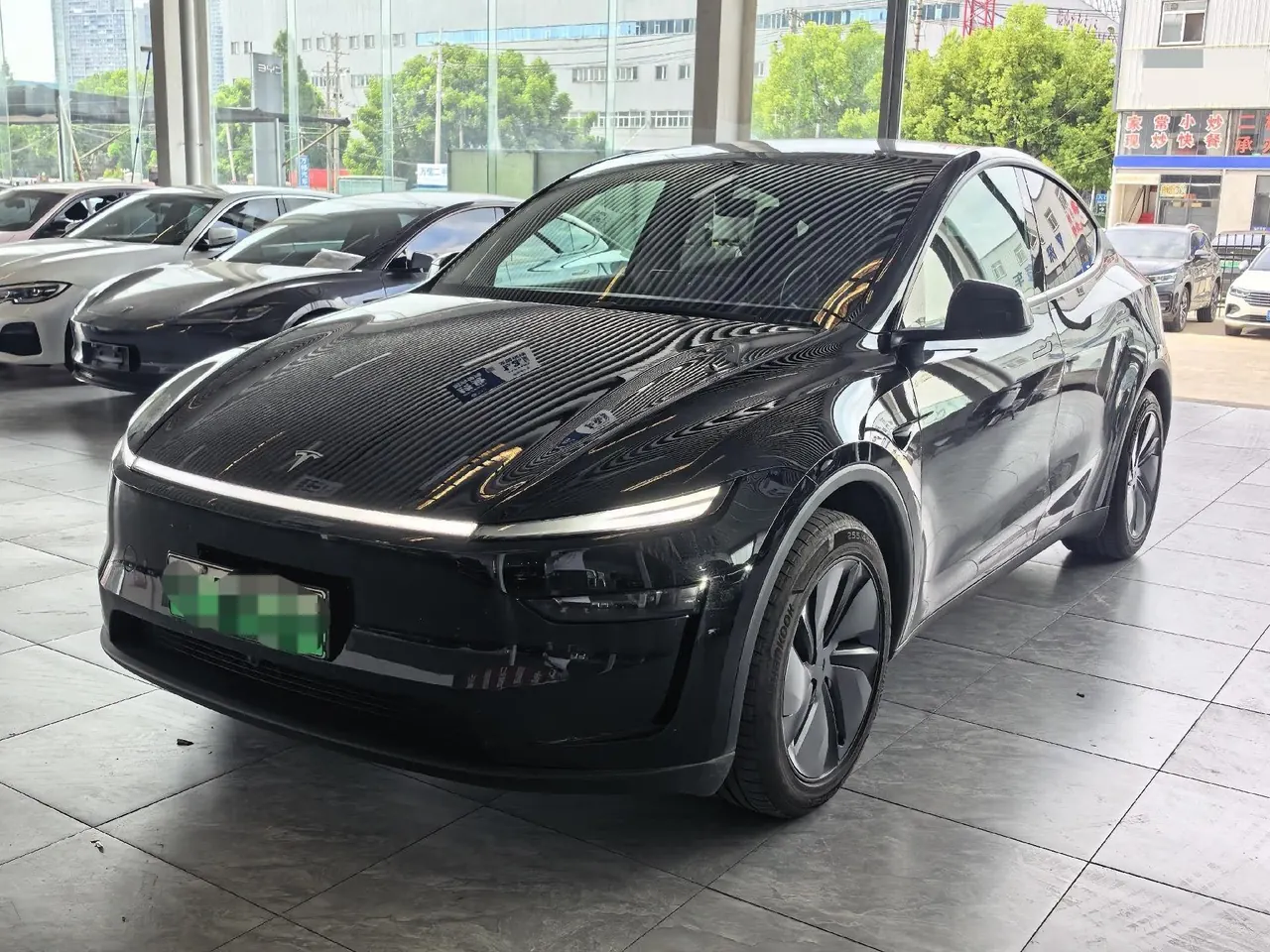 Tesla 2026 Model Y Long Range Rear-Wheel-Drive Automatic - View 1