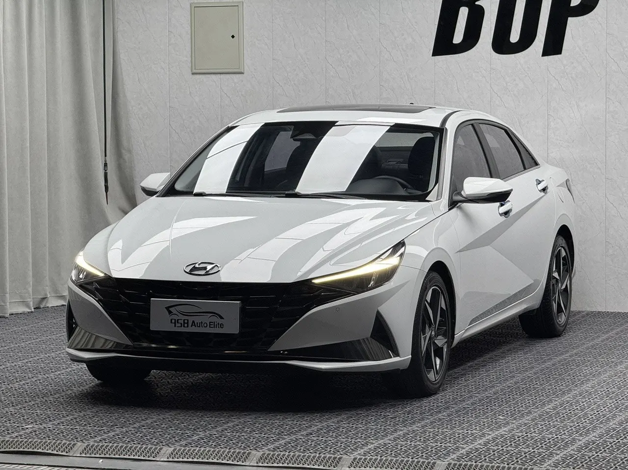 Open image lightbox: Hyundai 2022 Elantra -3-compartment 1.5 stepless LUX premium automatic gear