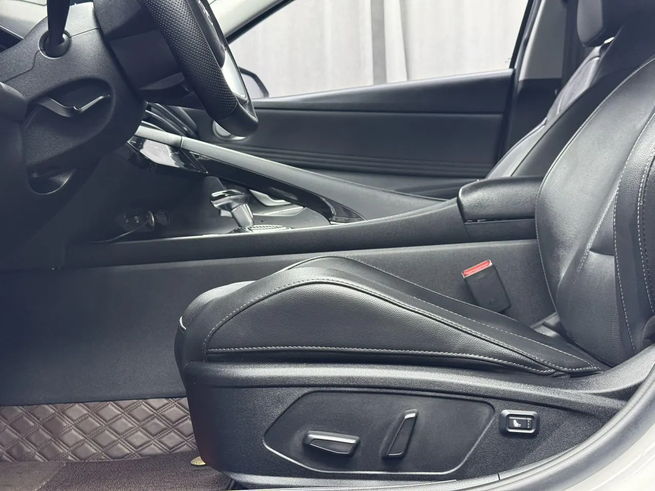 Hyundai 2022 Elantra -3-compartment 1.5 stepless LUX premium automatic gear 4