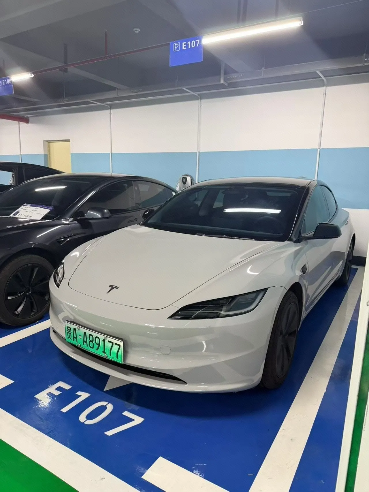 Open image lightbox: Tesla 2025 Model 3 rear-wheel drive version of automatic transmission