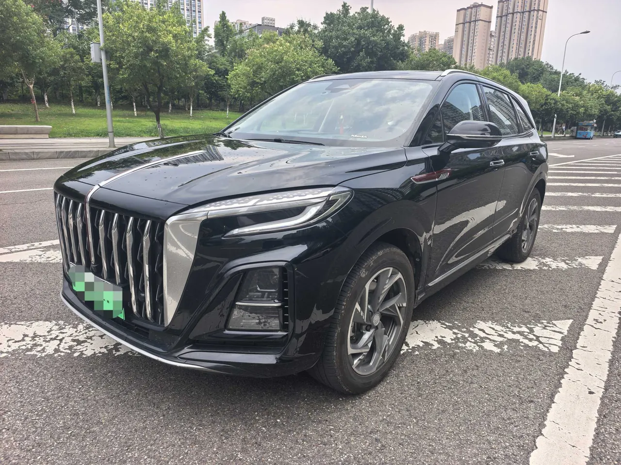 Open image lightbox: HongQi 2024 HS3 PHEV 1.5T 115km Strong Edition Automatic Gear