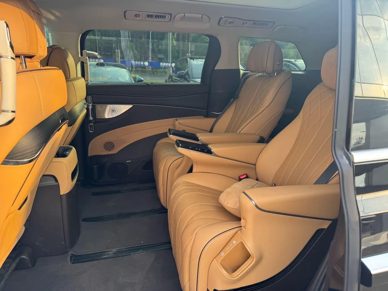 Denza 2024 Denza D9 DM-i 1.5T stepless 980 four-wheel drive distinguished automatic gear 4