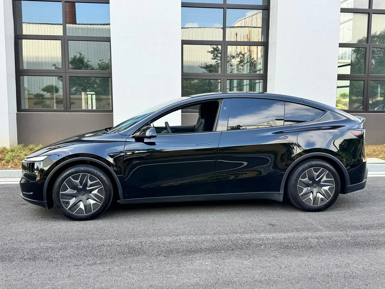Tesla 2025 Model Y L Long Endurance All-Wheel Drive Automatic Transmission 2