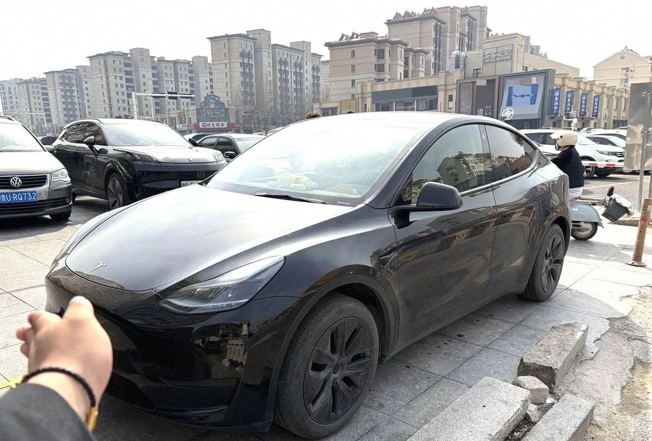 Open image lightbox: Tesla 2023 Model Y rear-wheel drive version automatic transmission