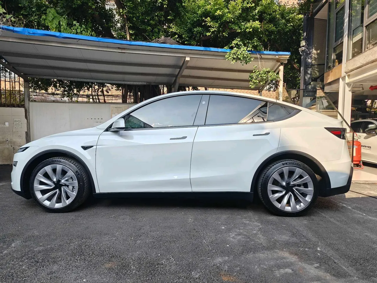 Tesla 2025 Model Y rear-wheel drive version automatic transmission 2