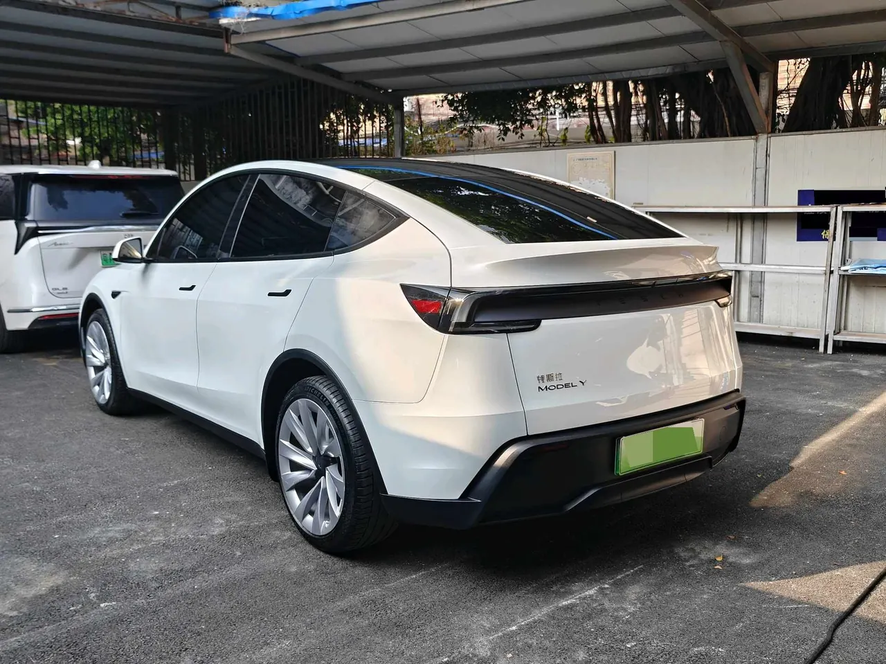 Tesla 2025 Model Y rear-wheel drive version automatic transmission 3