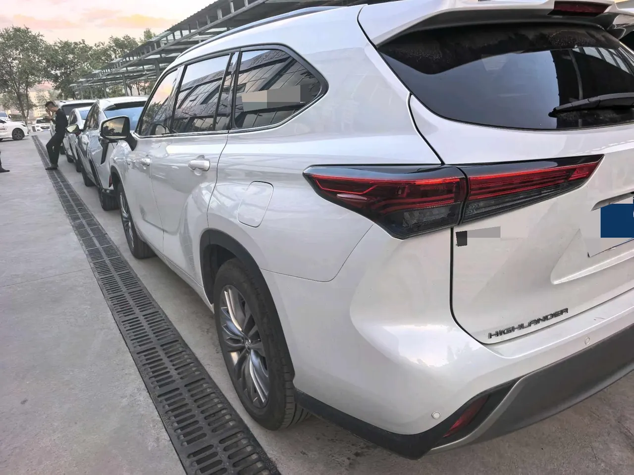 Toyota 2024 Highlander Dual Engine 2.5 Stepless Intelligent Electric Hybrid Four-wheel Drive Premium Edition 7-seat Automatic Transmission 3