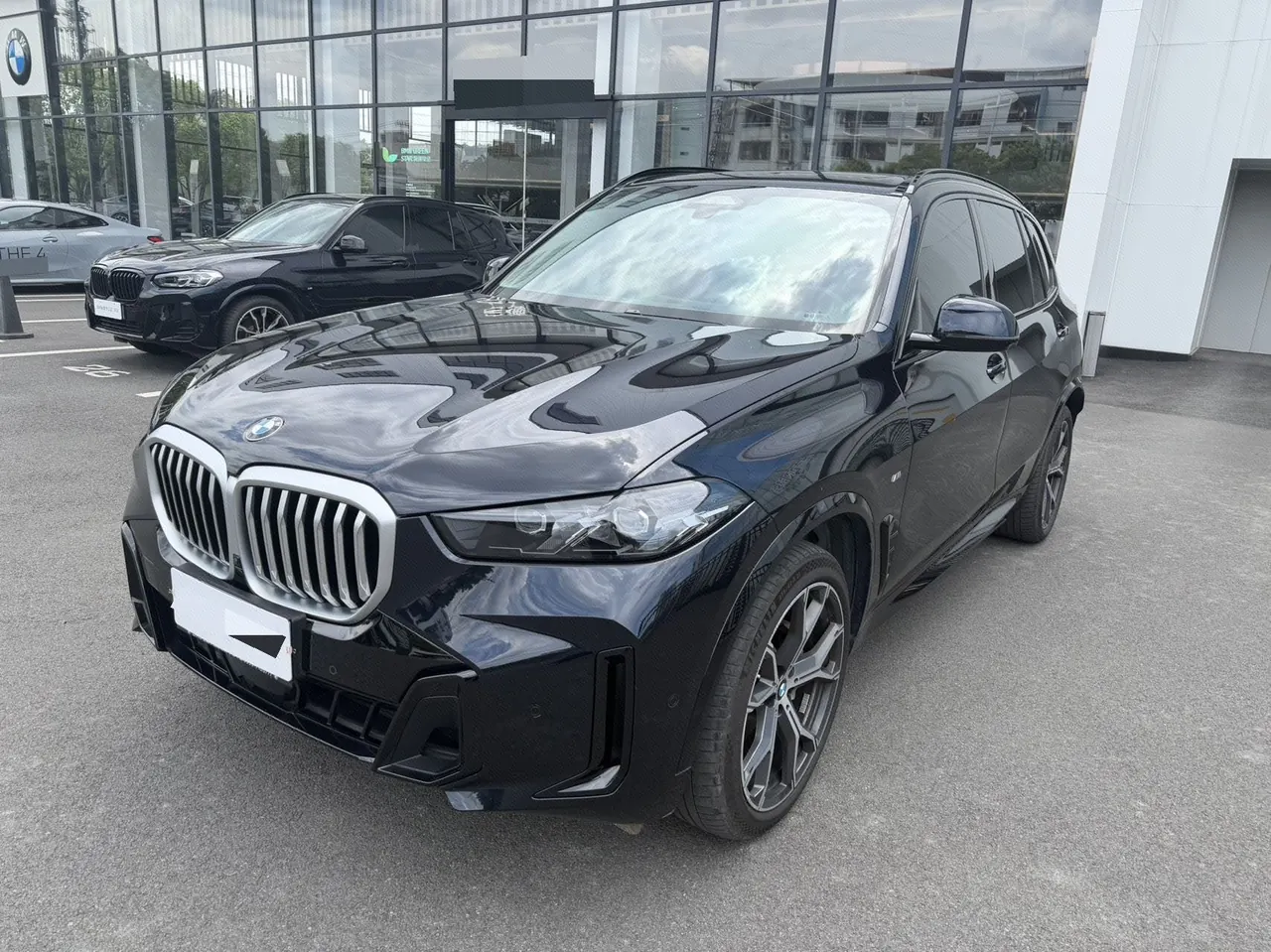 Open image lightbox: BMW 2023 X5 xDrive30Li 48V 2.0T exclusive m sports obsidian night suit automatic gear