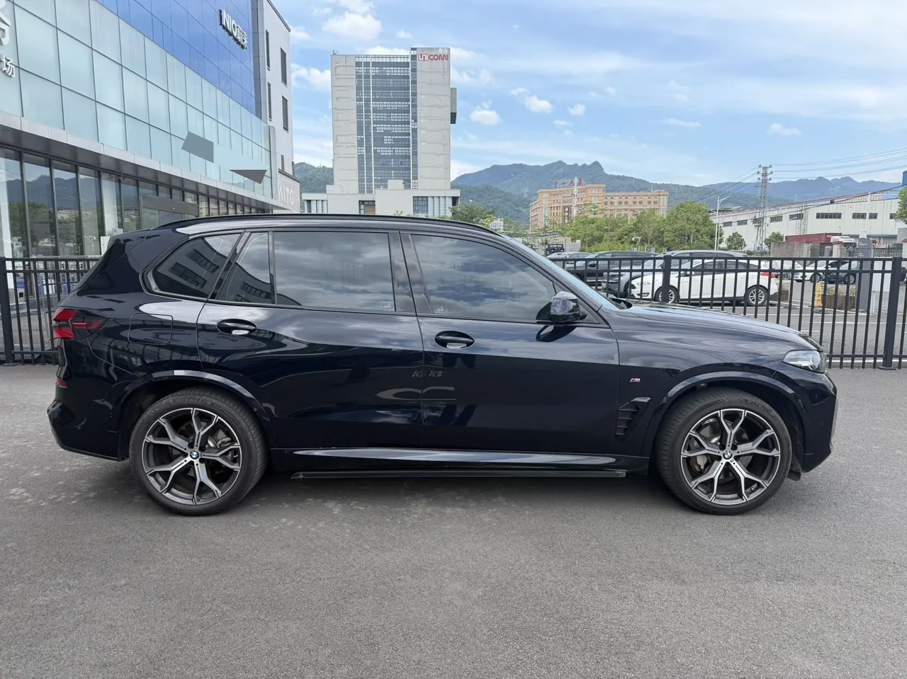 BMW 2023 X5 xDrive30Li 48V 2.0T exclusive m sports obsidian night suit automatic gear 3