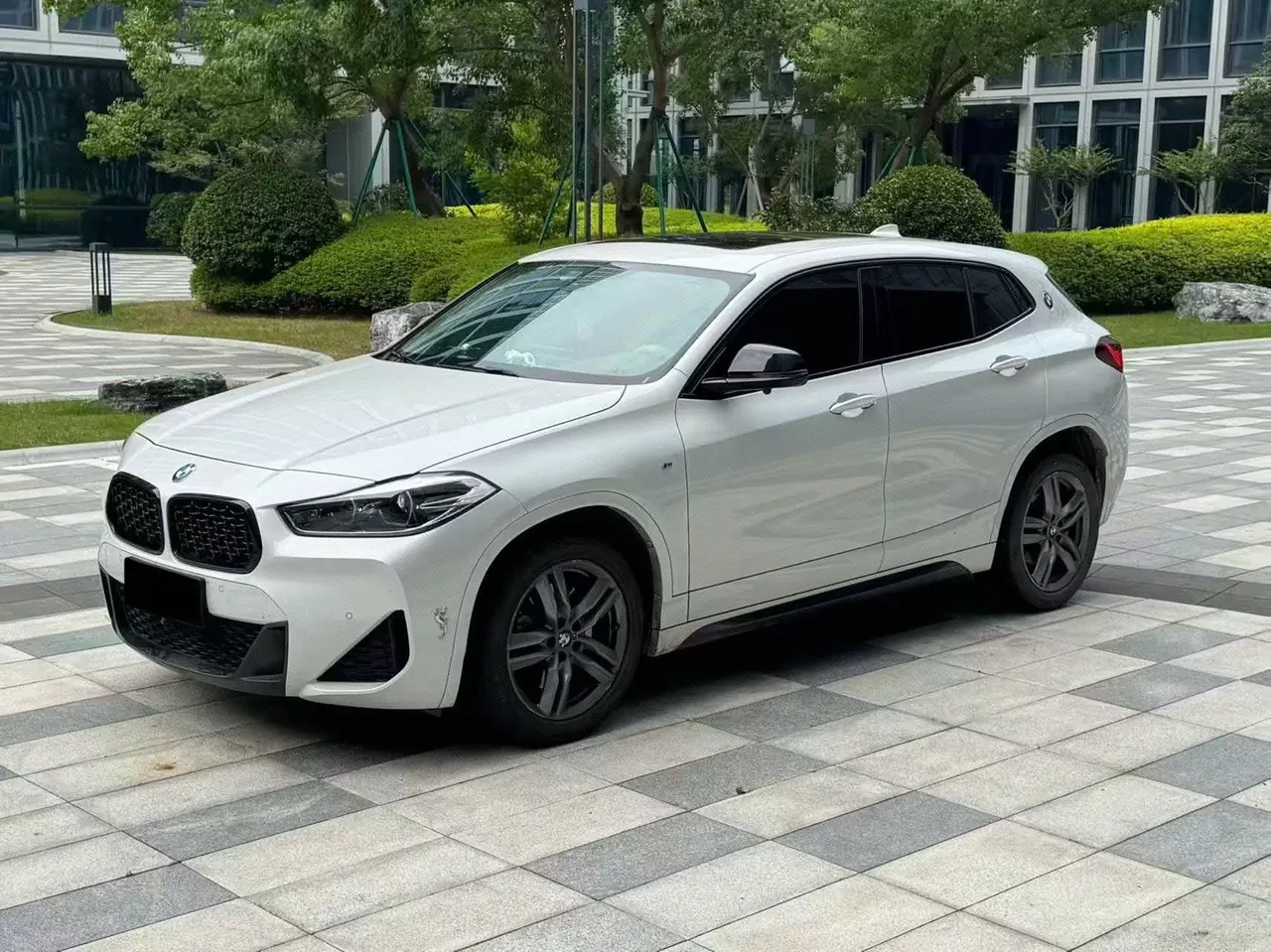 Open image lightbox: BMW 2023 X2 sDrive25i 2.0T M sports obsidian night version automatic gear