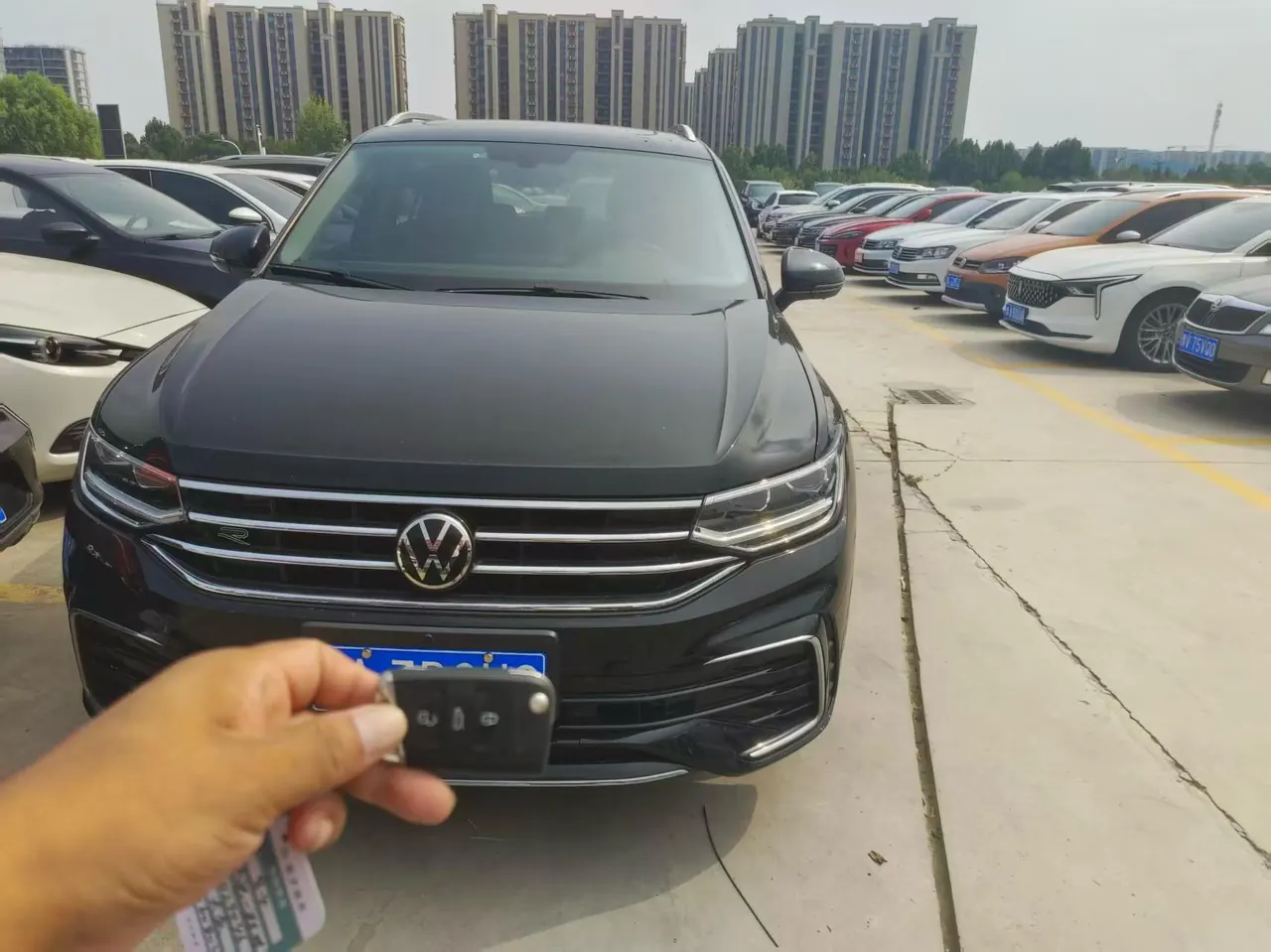 Volkswagen 2024 Tiguan L R-Line 2.0TSI 330TSI Two-Drive R-Line Overdrive Automatic Gear 2