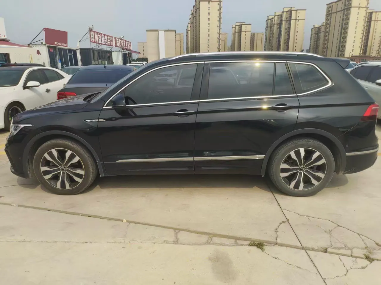 Volkswagen 2024 Tiguan L R-Line 2.0TSI 330TSI Two-Drive R-Line Overdrive Automatic Gear 3