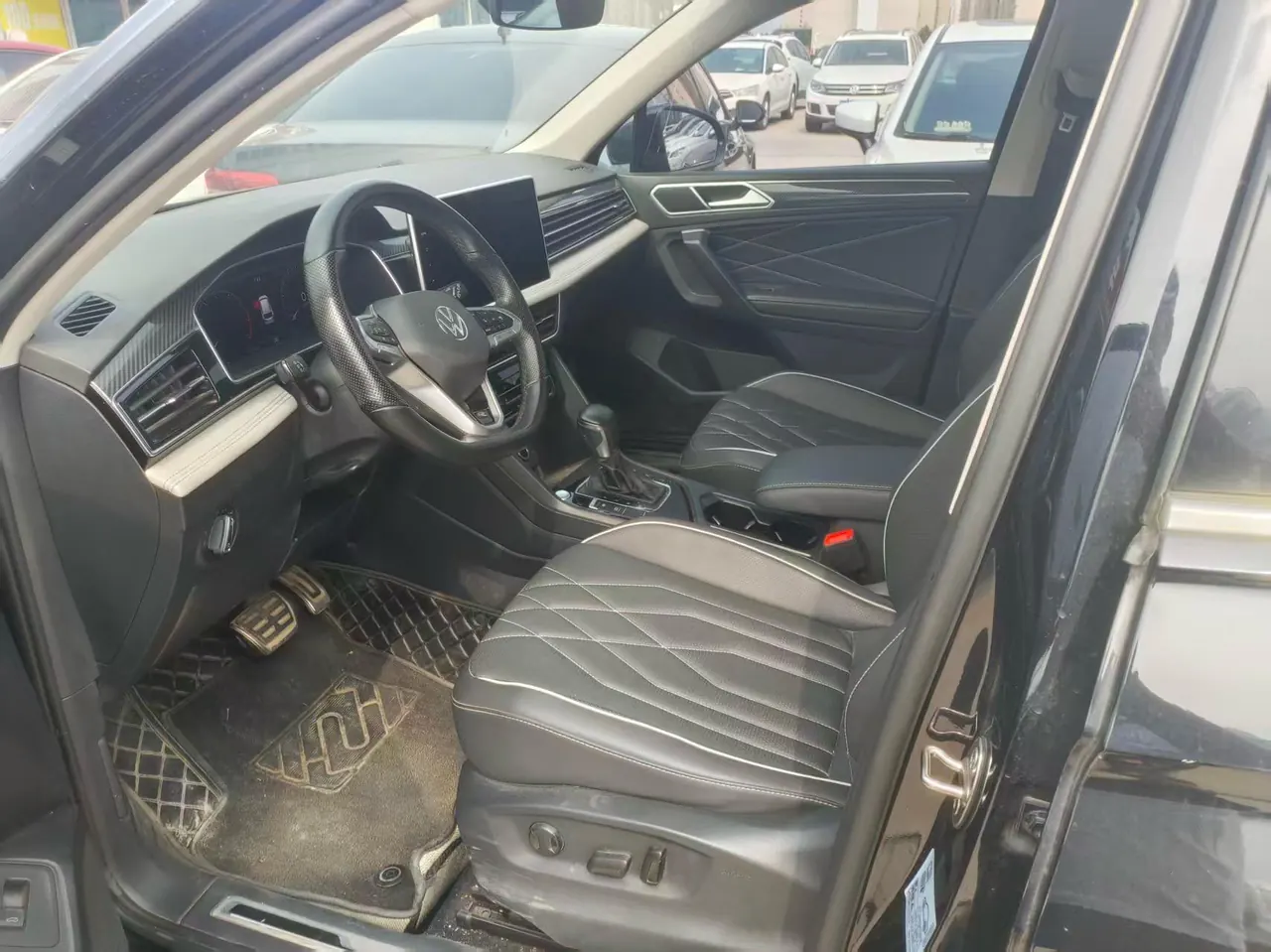 Volkswagen 2024 Tiguan L R-Line 2.0TSI 330TSI Two-Drive R-Line Overdrive Automatic Gear 4