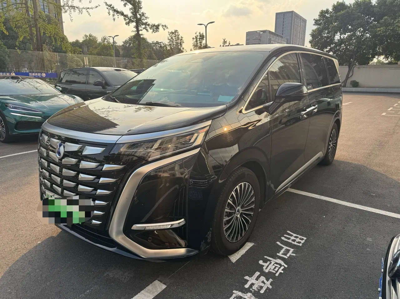 打开图片灯箱:Denza 2024 Denza D9 DM-i 1.5T Stepless 980 Four-wheel Drive Honorable Automatic Gear