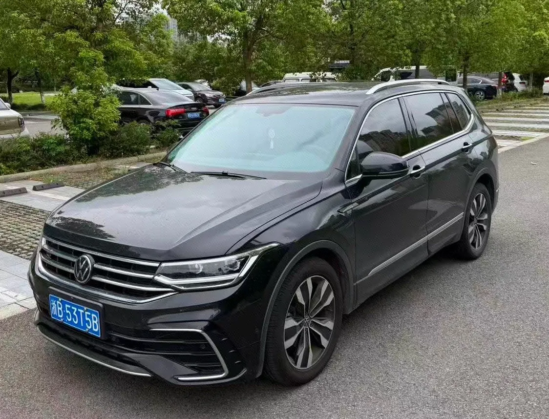 Open image lightbox: Volkswagen 2024 Tiguan L R-Line 2.0TSI 330TSI Two-Drive R-Line Overdrive Automatic Gear