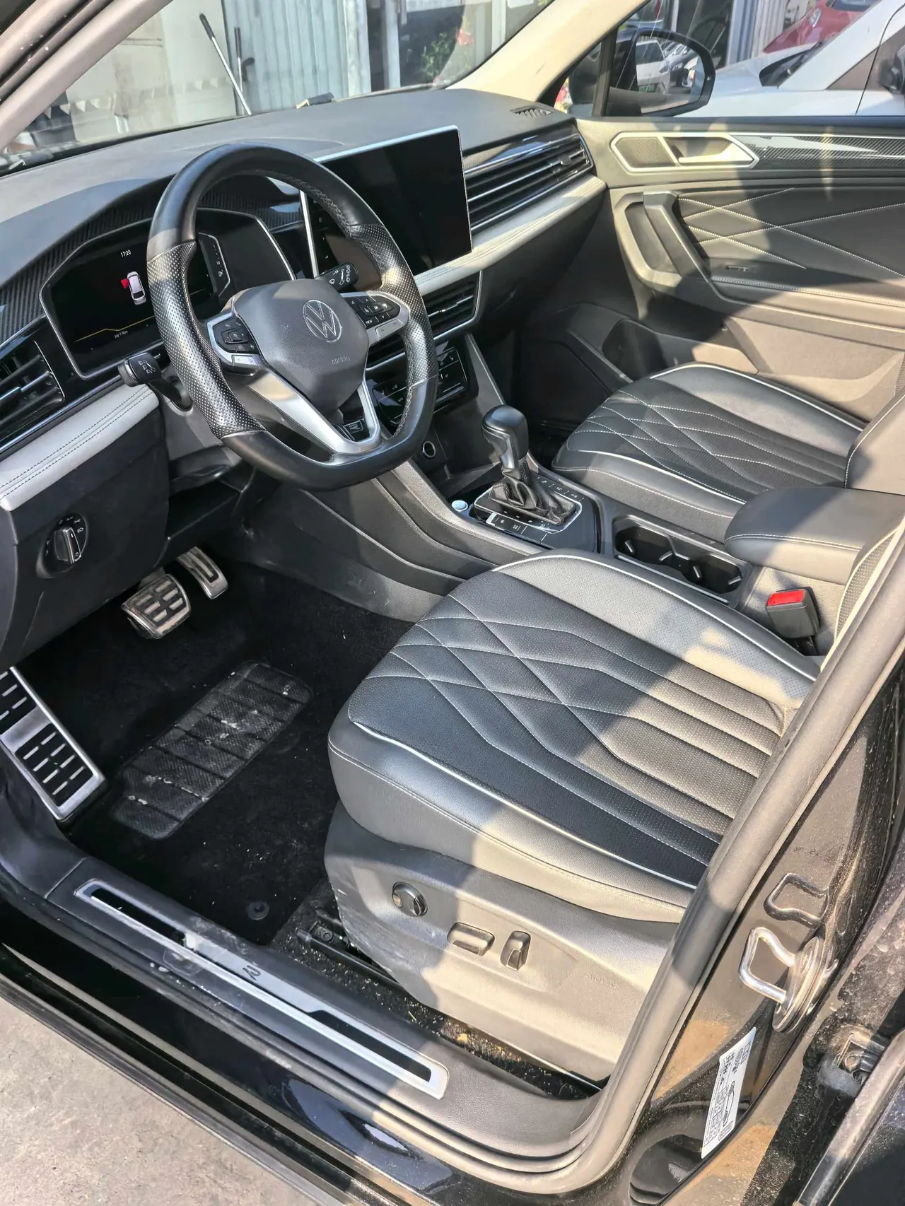 Volkswagen 2024 Tiguan L R-Line 2.0TSI 330TSI Two-Drive R-Line Overdrive Automatic Gear 7