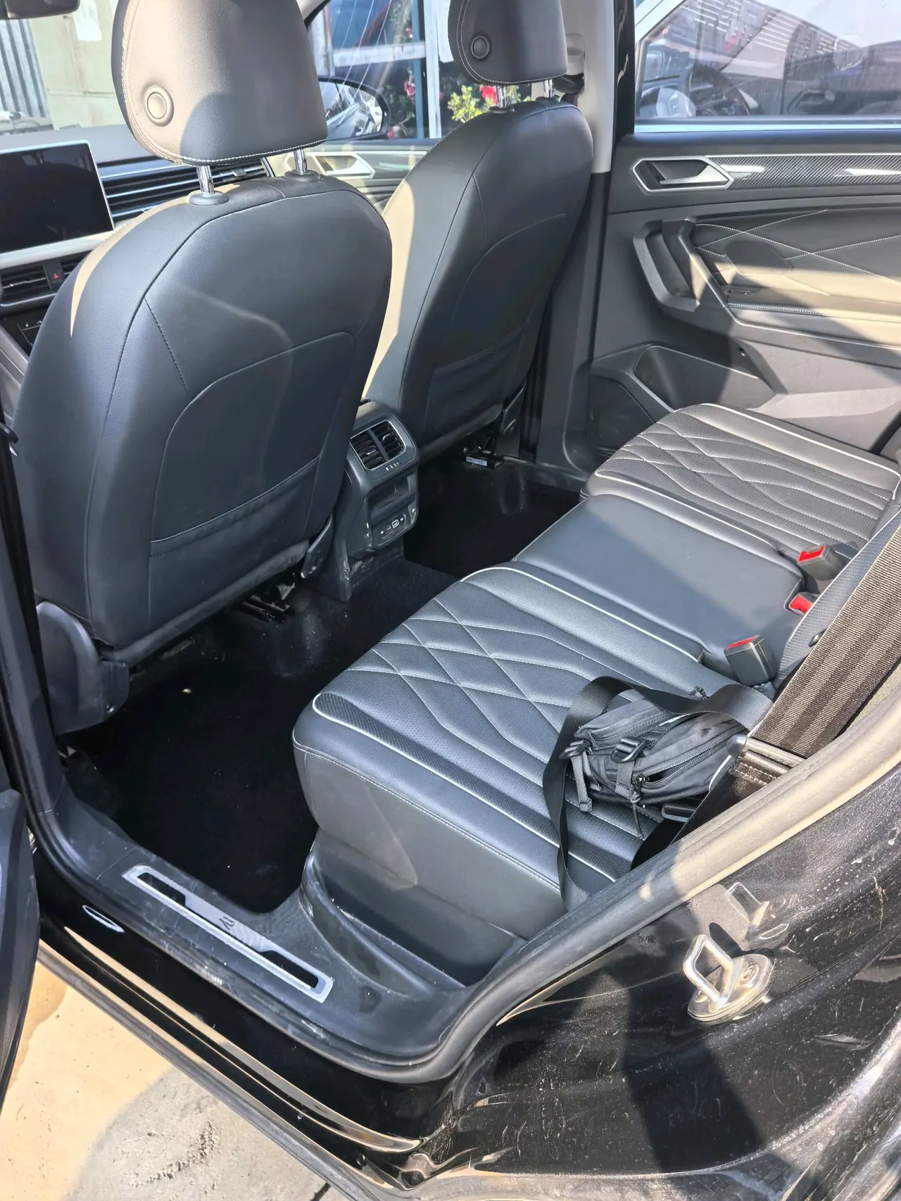 Volkswagen 2024 Tiguan L R-Line 2.0TSI 330TSI Two-Drive R-Line Overdrive Automatic Gear 8