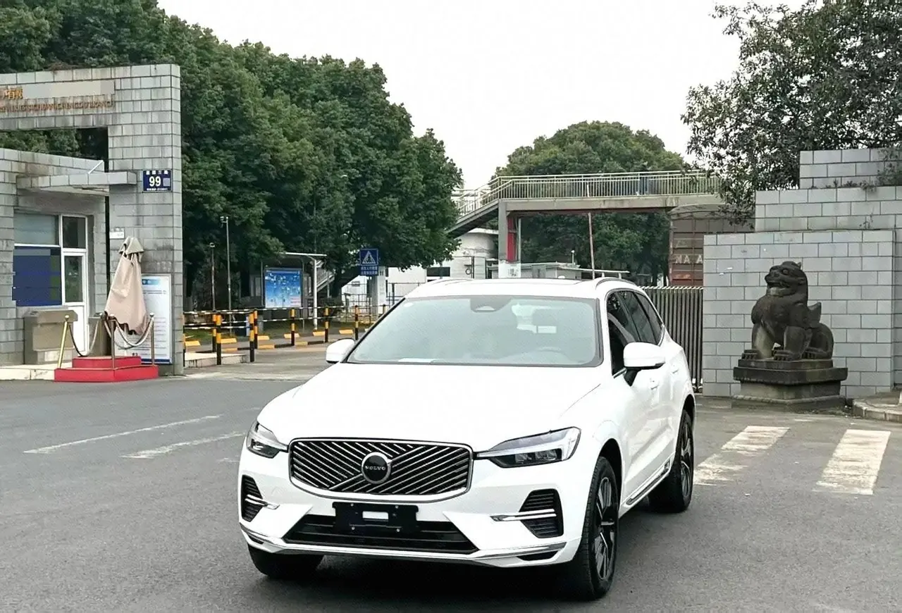 Open image lightbox: Volvo 2026 XC60 48V 2.0T B5 All-Wheel Drive Intelligent Luxury Edition Automatic Transmission